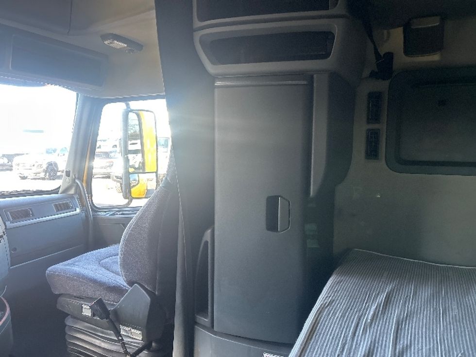 Sleeper Tractor-Heavy Duty Tractors-Volvo-2022-VNL64760-Louisville-KY-638,750\n\t\tmiles-$ 51,250 - Image 19