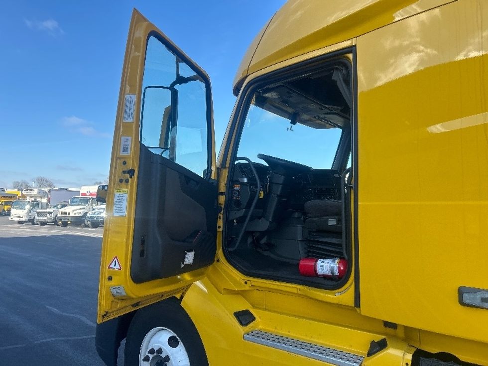 Sleeper Tractor-Heavy Duty Tractors-Volvo-2022-VNL64760-Louisville-KY-638,750\n\t\tmiles-$ 51,250 - Image 9