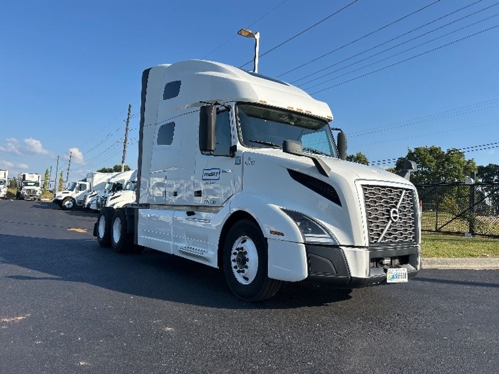 Sleeper Tractor-Heavy Duty Tractors-Volvo-2022-VNL64760-Lowell-AR-379,044\n\t\tmiles-$ 86,000 - Image 1