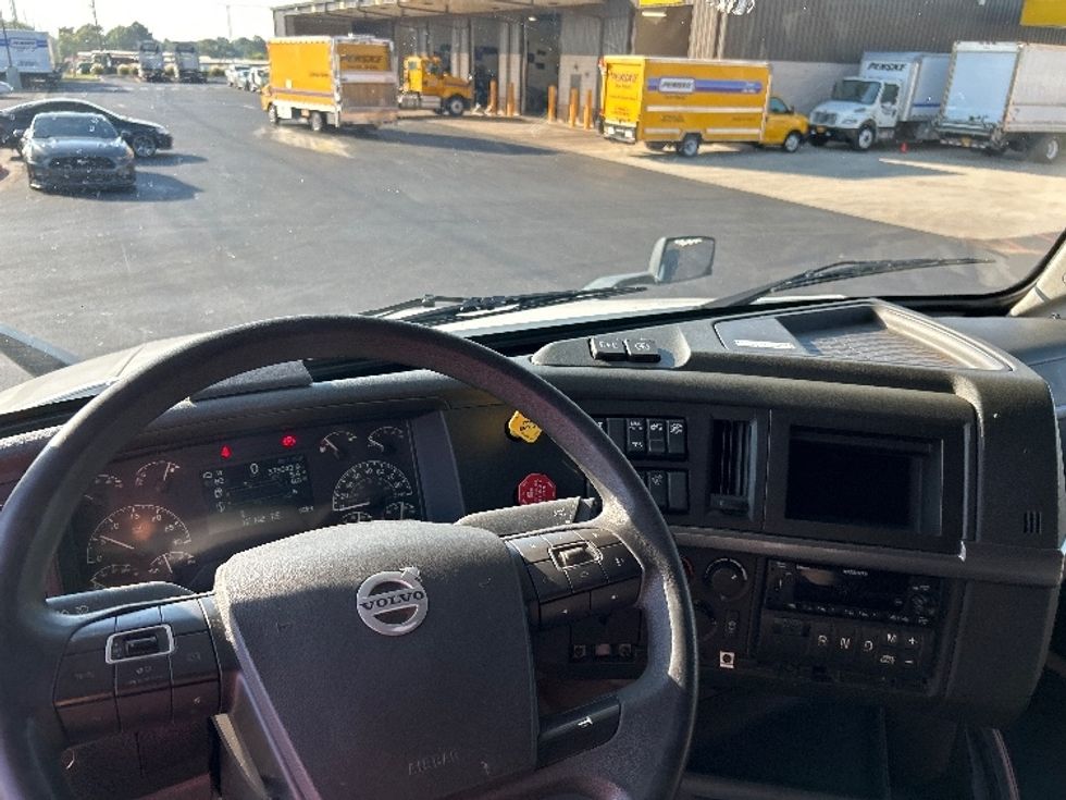 Sleeper Tractor-Heavy Duty Tractors-Volvo-2022-VNL64760-Lowell-AR-379,044\n\t\tmiles-$ 86,000 - Image 11