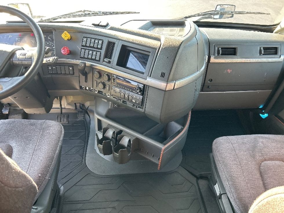 Sleeper Tractor-Heavy Duty Tractors-Volvo-2022-VNL64760-Lowell-AR-379,044\n\t\tmiles-$ 86,000 - Image 12