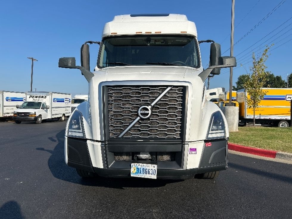 Sleeper Tractor-Heavy Duty Tractors-Volvo-2022-VNL64760-Lowell-AR-379,044\n\t\tmiles-$ 86,000 - Image 2