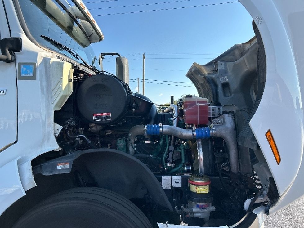 Sleeper Tractor-Heavy Duty Tractors-Volvo-2022-VNL64760-Lowell-AR-379,044\n\t\tmiles-$ 86,000 - Image 20