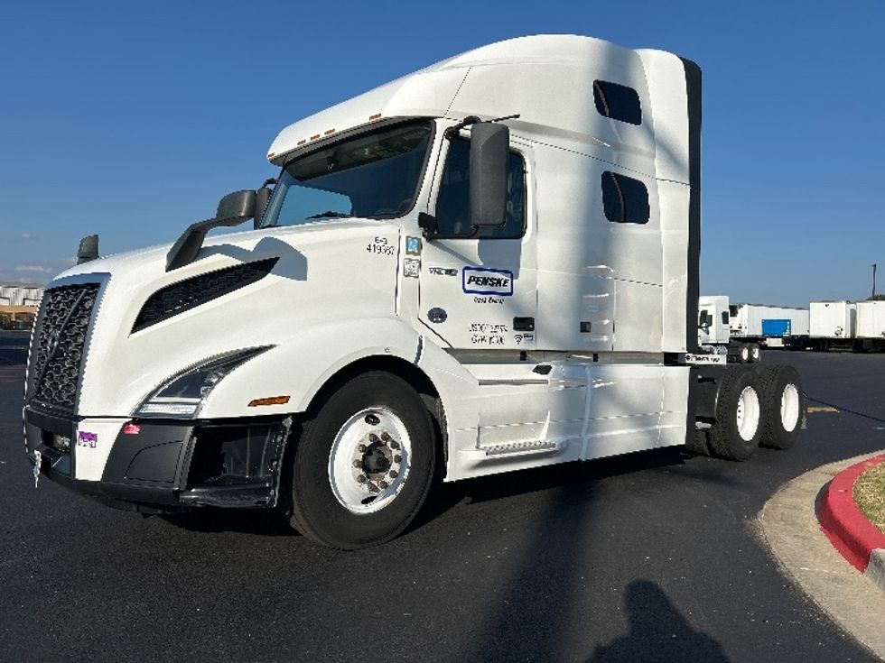 Sleeper Tractor-Heavy Duty Tractors-Volvo-2022-VNL64760-Lowell-AR-379,044\n\t\tmiles-$ 86,000 - Image 3