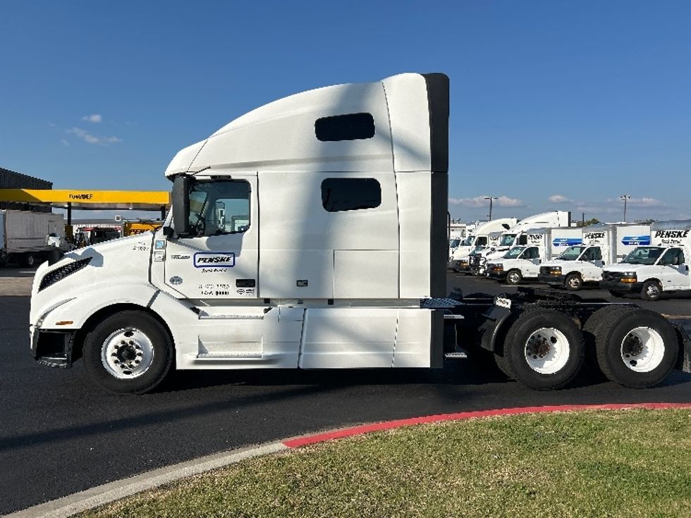 Sleeper Tractor-Heavy Duty Tractors-Volvo-2022-VNL64760-Lowell-AR-379,044\n\t\tmiles-$ 86,000 - Image 4