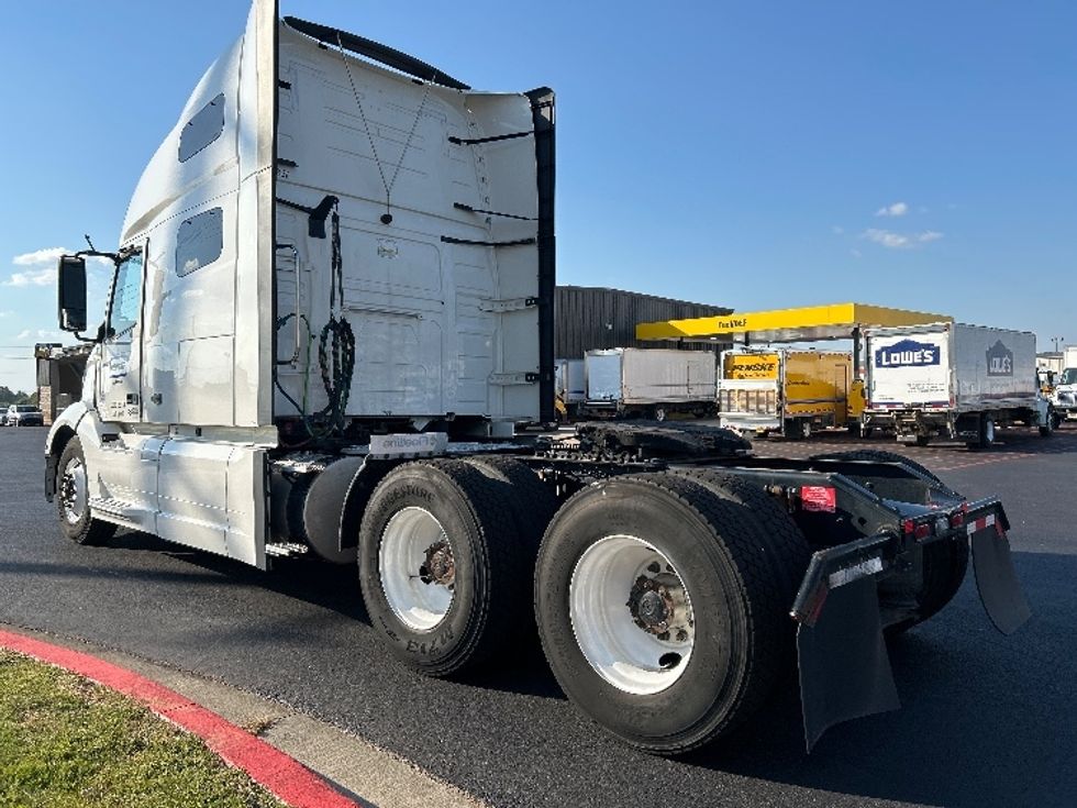 Sleeper Tractor-Heavy Duty Tractors-Volvo-2022-VNL64760-Lowell-AR-379,044\n\t\tmiles-$ 86,000 - Image 5