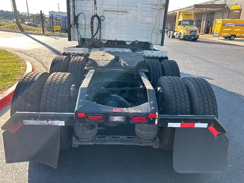 Sleeper Tractor-Heavy Duty Tractors-Volvo-2022-VNL64760-Lowell-AR-379,044\n\t\tmiles-$ 86,000 - Image 6