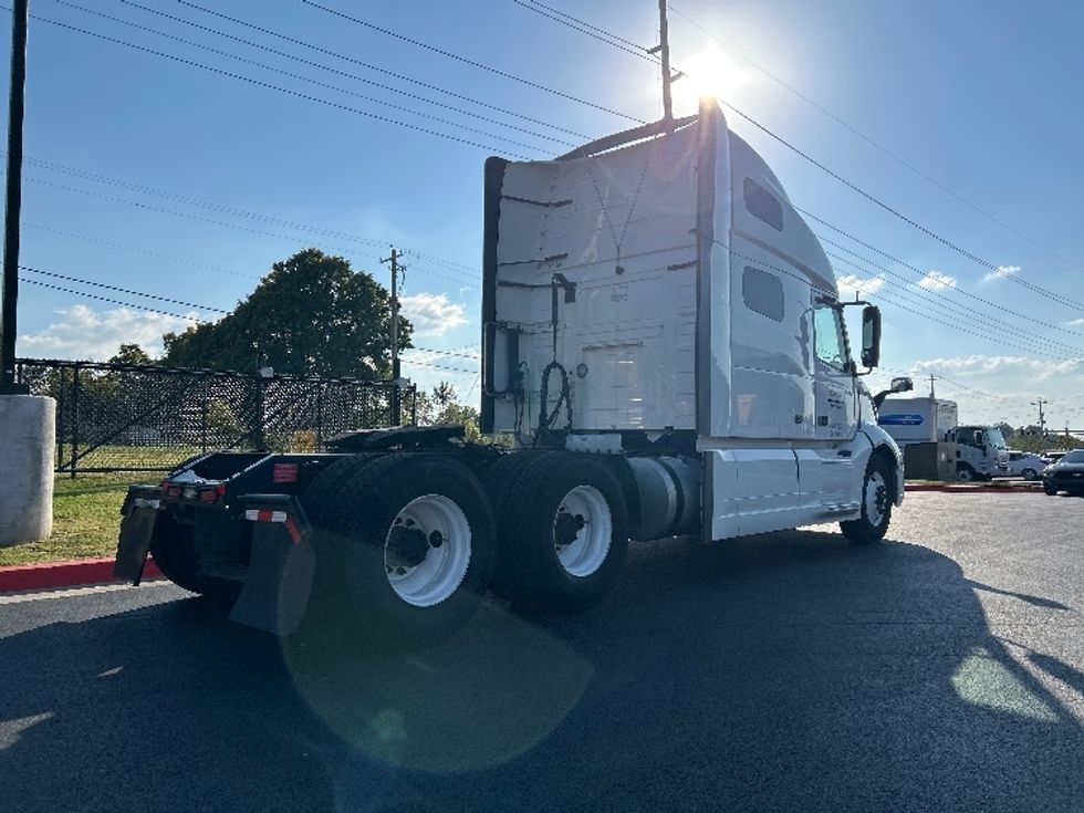 Sleeper Tractor-Heavy Duty Tractors-Volvo-2022-VNL64760-Lowell-AR-379,044\n\t\tmiles-$ 86,000 - Image 7