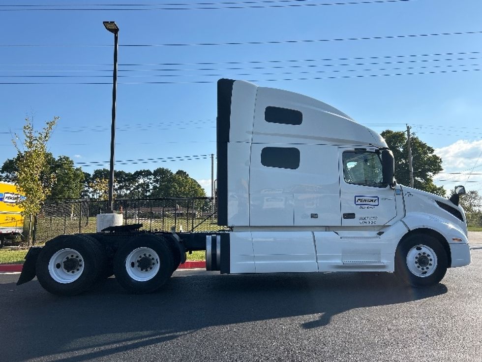 Sleeper Tractor-Heavy Duty Tractors-Volvo-2022-VNL64760-Lowell-AR-379,044\n\t\tmiles-$ 86,000 - Image 8