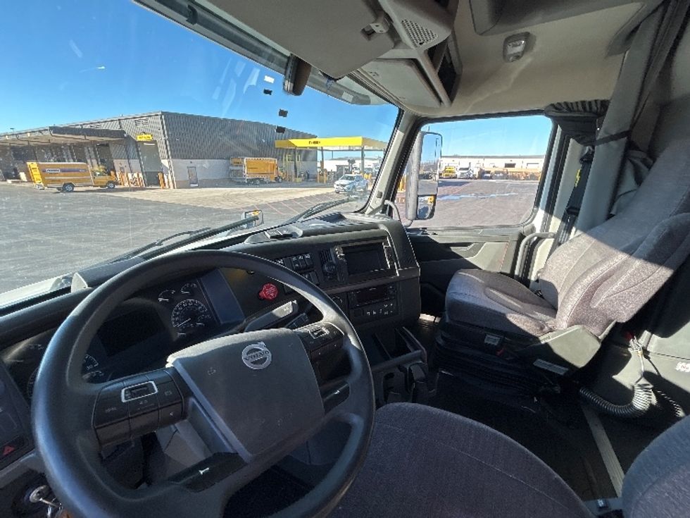 Sleeper Tractor-Heavy Duty Tractors-Volvo-2022-VNL64760-Lowell-AR-399,790\n\t\tmiles-$ 81,500 - Image 10