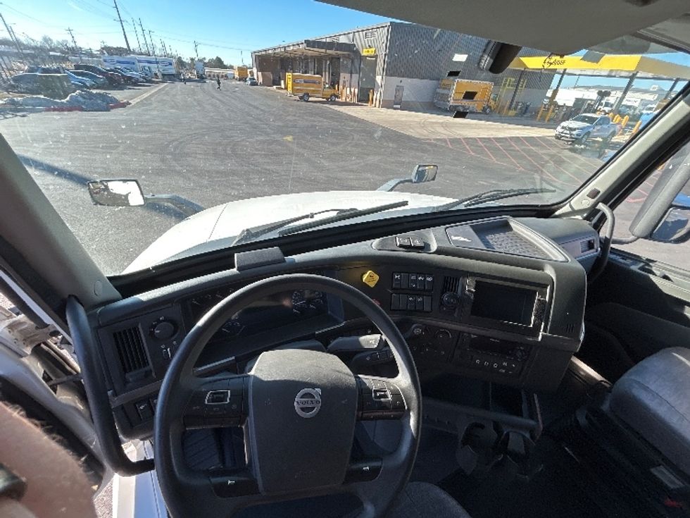 Sleeper Tractor-Heavy Duty Tractors-Volvo-2022-VNL64760-Lowell-AR-399,790\n\t\tmiles-$ 81,500 - Image 11