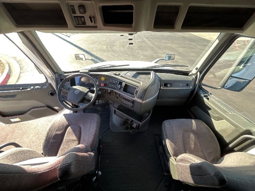 Sleeper Tractor-Heavy Duty Tractors-Volvo-2022-VNL64760-Lowell-AR-399,790\n\t\tmiles-$ 81,500 - Image 12
