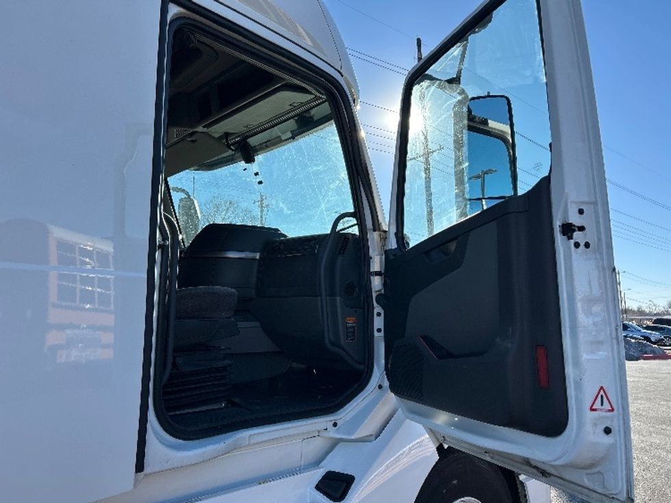 Sleeper Tractor-Heavy Duty Tractors-Volvo-2022-VNL64760-Lowell-AR-399,790\n\t\tmiles-$ 81,500 - Image 13