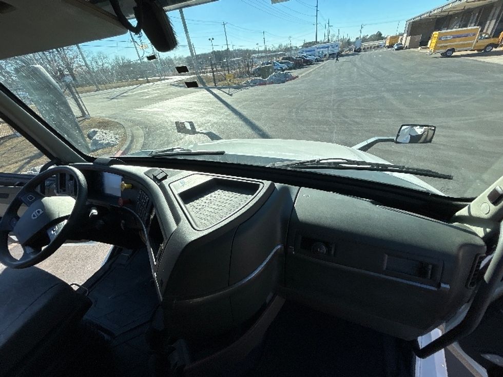 Sleeper Tractor-Heavy Duty Tractors-Volvo-2022-VNL64760-Lowell-AR-399,790\n\t\tmiles-$ 81,500 - Image 14