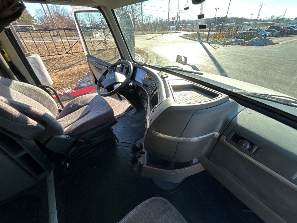 Sleeper Tractor-Heavy Duty Tractors-Volvo-2022-VNL64760-Lowell-AR-399,790\n\t\tmiles-$ 81,500 - Image 15