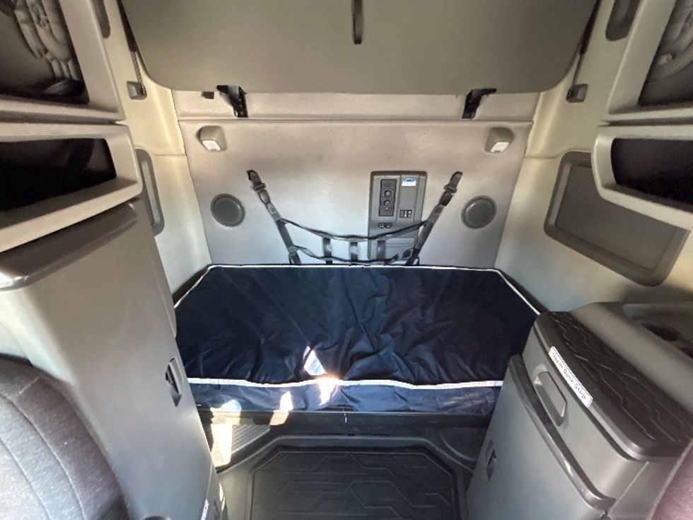 Sleeper Tractor-Heavy Duty Tractors-Volvo-2022-VNL64760-Lowell-AR-399,790\n\t\tmiles-$ 81,500 - Image 16