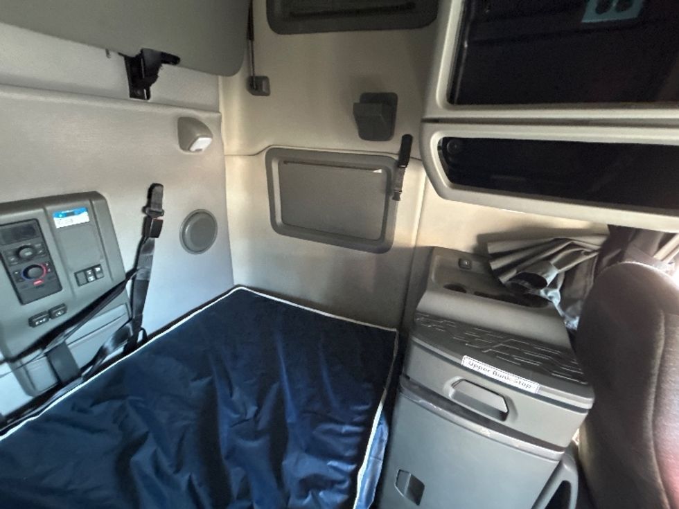 Sleeper Tractor-Heavy Duty Tractors-Volvo-2022-VNL64760-Lowell-AR-399,790\n\t\tmiles-$ 81,500 - Image 17