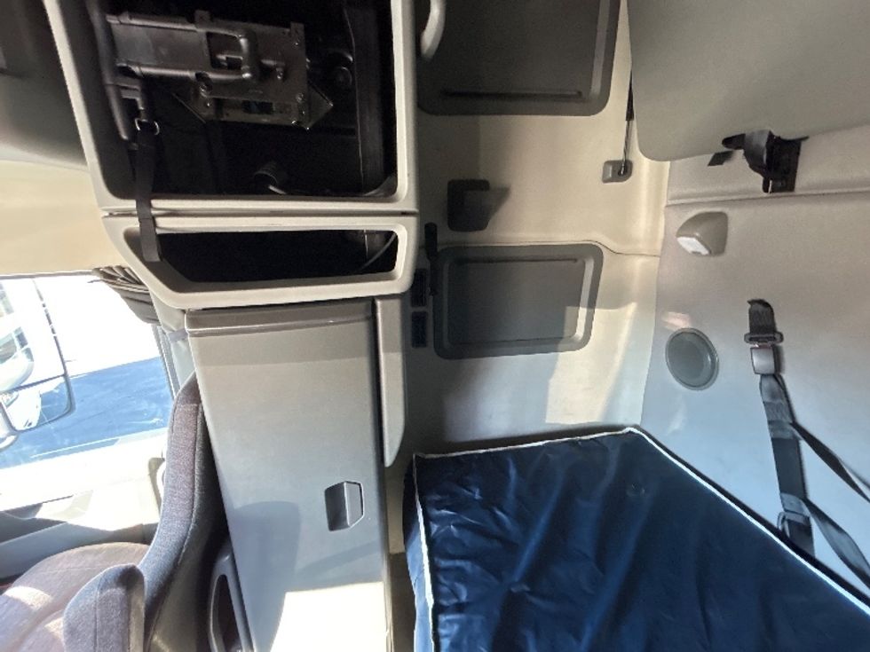 Sleeper Tractor-Heavy Duty Tractors-Volvo-2022-VNL64760-Lowell-AR-399,790\n\t\tmiles-$ 81,500 - Image 18