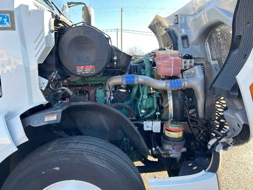 Sleeper Tractor-Heavy Duty Tractors-Volvo-2022-VNL64760-Lowell-AR-399,790\n\t\tmiles-$ 81,500 - Image 19