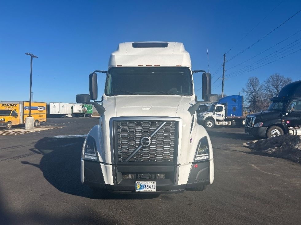Sleeper Tractor-Heavy Duty Tractors-Volvo-2022-VNL64760-Lowell-AR-399,790\n\t\tmiles-$ 81,500 - Image 2
