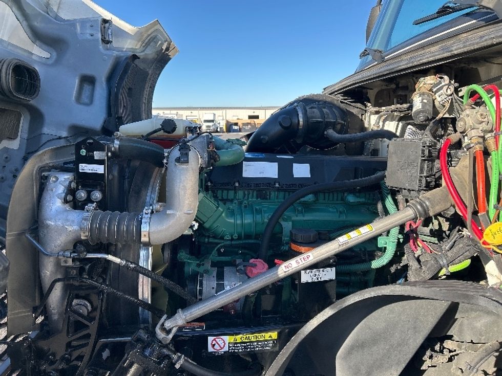 Sleeper Tractor-Heavy Duty Tractors-Volvo-2022-VNL64760-Lowell-AR-399,790\n\t\tmiles-$ 81,500 - Image 20