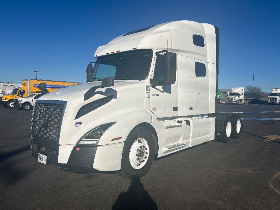 Sleeper Tractor-Heavy Duty Tractors-Volvo-2022-VNL64760-Lowell-AR-399,790\n\t\tmiles-$ 81,500 - Image 3