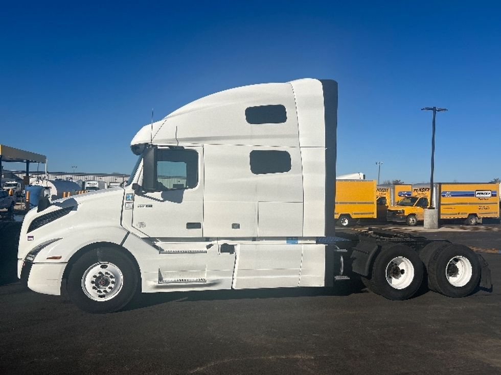 Sleeper Tractor-Heavy Duty Tractors-Volvo-2022-VNL64760-Lowell-AR-399,790\n\t\tmiles-$ 81,500 - Image 4