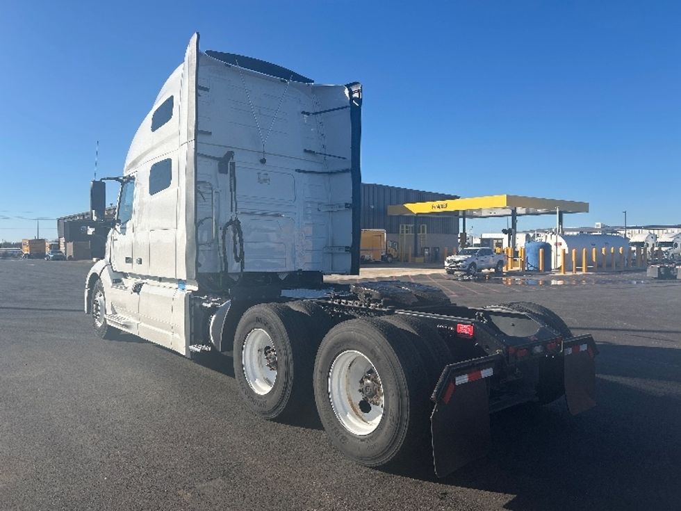 Sleeper Tractor-Heavy Duty Tractors-Volvo-2022-VNL64760-Lowell-AR-399,790\n\t\tmiles-$ 81,500 - Image 5