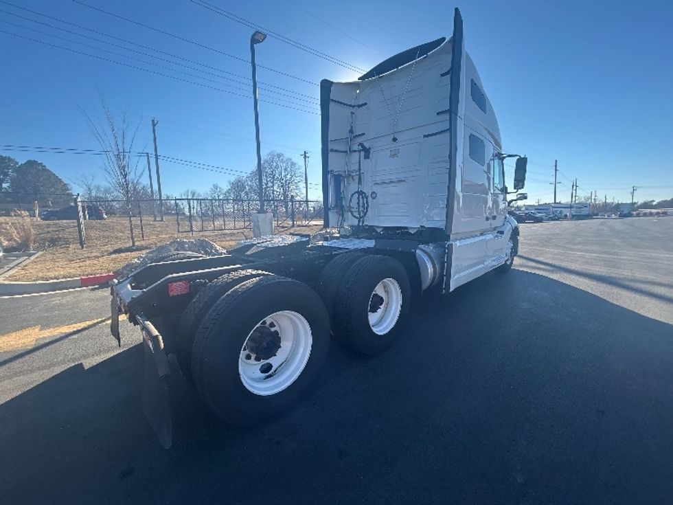 Sleeper Tractor-Heavy Duty Tractors-Volvo-2022-VNL64760-Lowell-AR-399,790\n\t\tmiles-$ 81,500 - Image 7