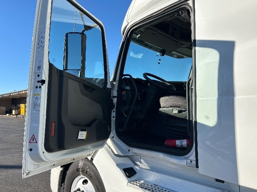 Sleeper Tractor-Heavy Duty Tractors-Volvo-2022-VNL64760-Lowell-AR-399,790\n\t\tmiles-$ 81,500 - Image 9