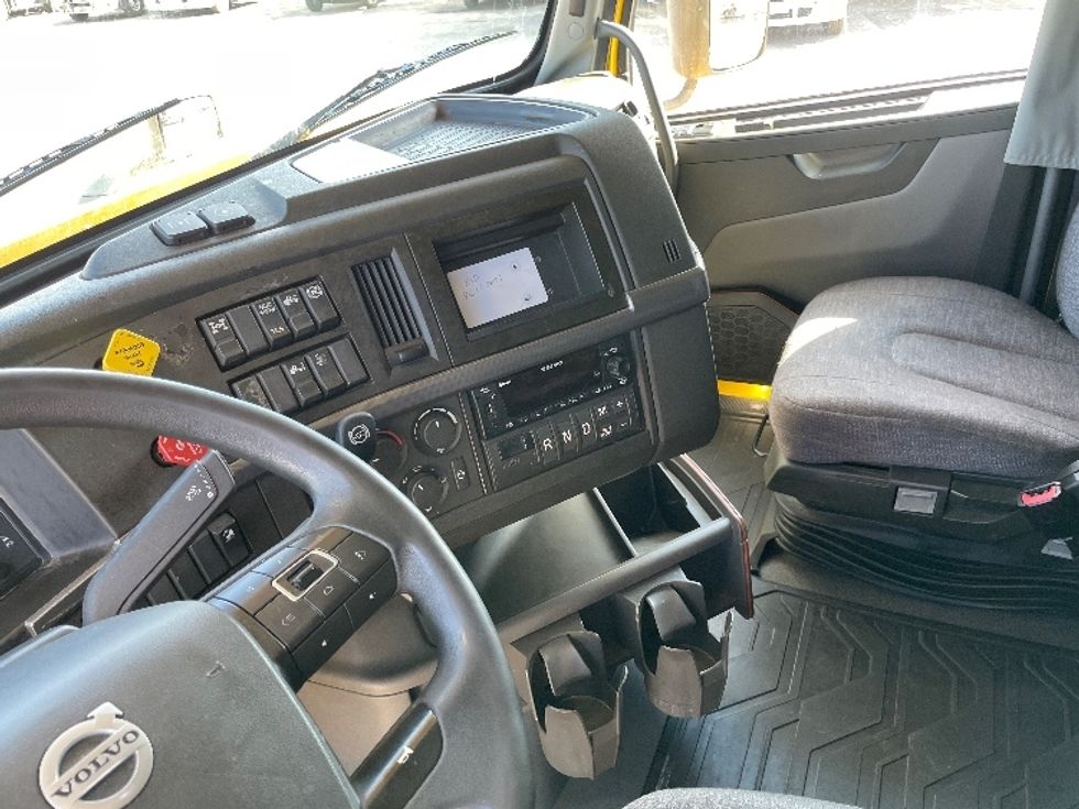 Sleeper Tractor-Heavy Duty Tractors-Volvo-2022-VNL64760-Lowell-AR-518,646\n\t\tmiles-$ 69,000 - Image 10