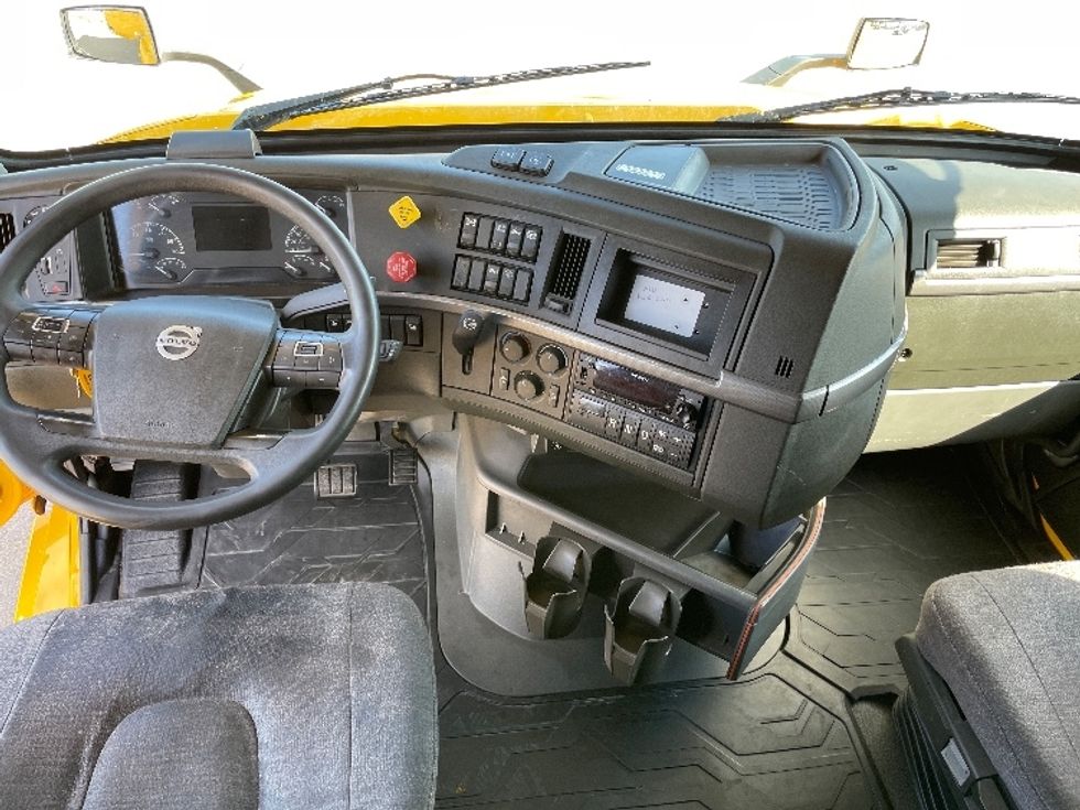Sleeper Tractor-Heavy Duty Tractors-Volvo-2022-VNL64760-Lowell-AR-518,646\n\t\tmiles-$ 69,000 - Image 12