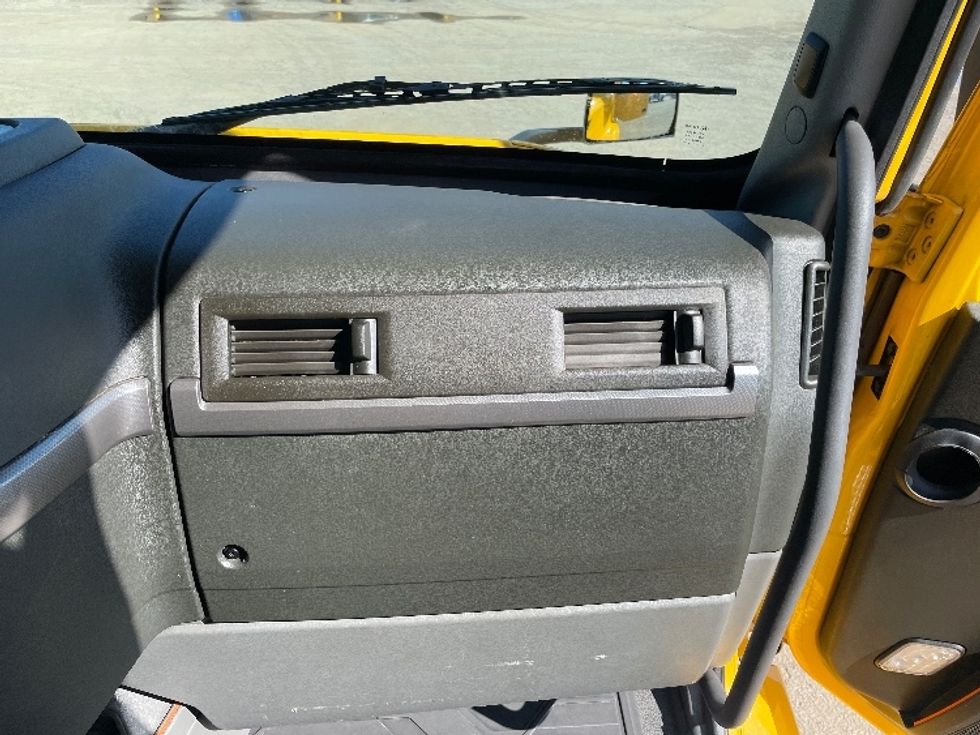 Sleeper Tractor-Heavy Duty Tractors-Volvo-2022-VNL64760-Lowell-AR-518,646\n\t\tmiles-$ 69,000 - Image 14