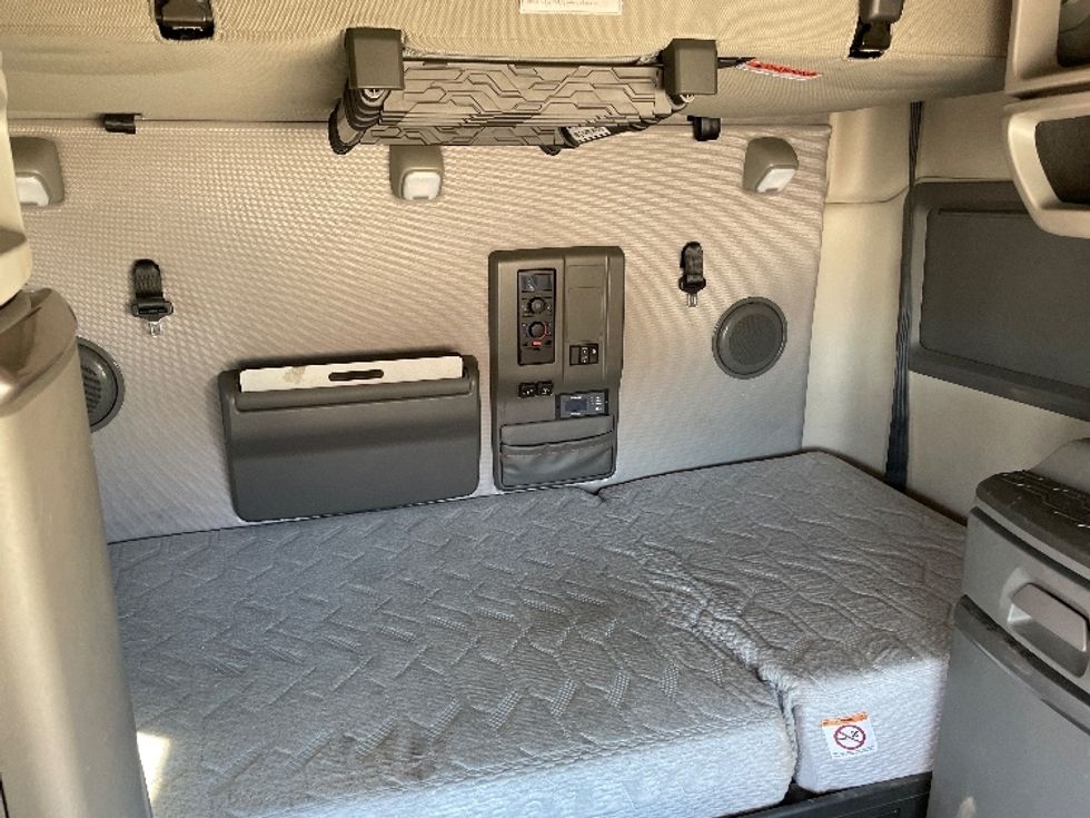 Sleeper Tractor-Heavy Duty Tractors-Volvo-2022-VNL64760-Lowell-AR-518,646\n\t\tmiles-$ 69,000 - Image 16