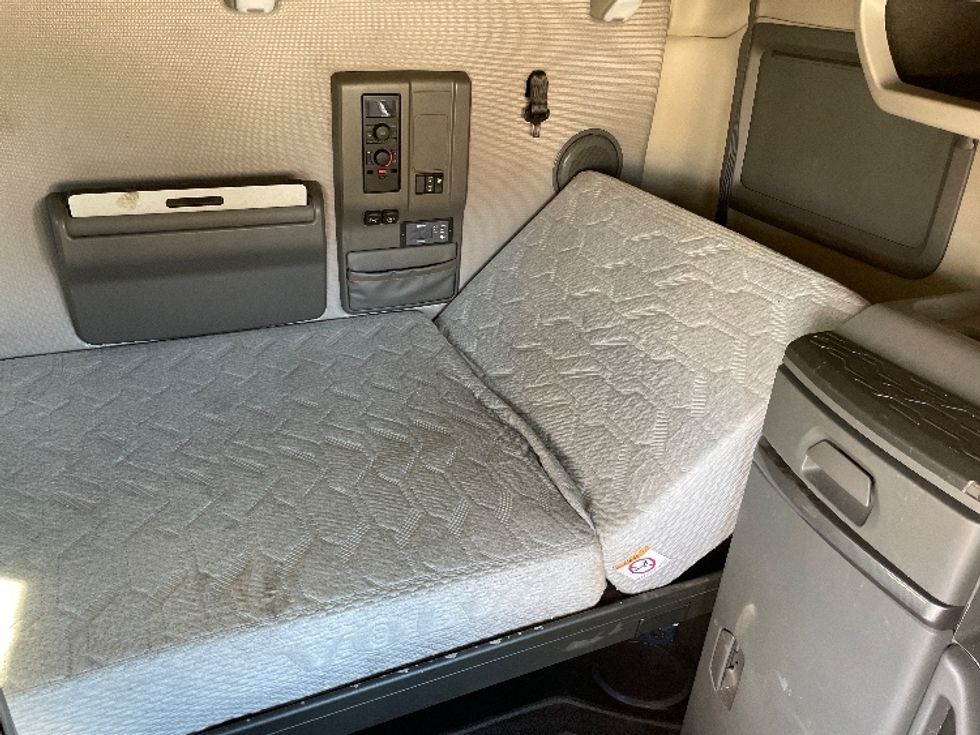 Sleeper Tractor-Heavy Duty Tractors-Volvo-2022-VNL64760-Lowell-AR-518,646\n\t\tmiles-$ 69,000 - Image 17