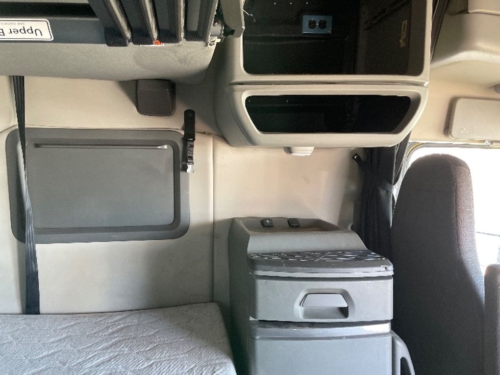 Sleeper Tractor-Heavy Duty Tractors-Volvo-2022-VNL64760-Lowell-AR-518,646\n\t\tmiles-$ 69,000 - Image 18