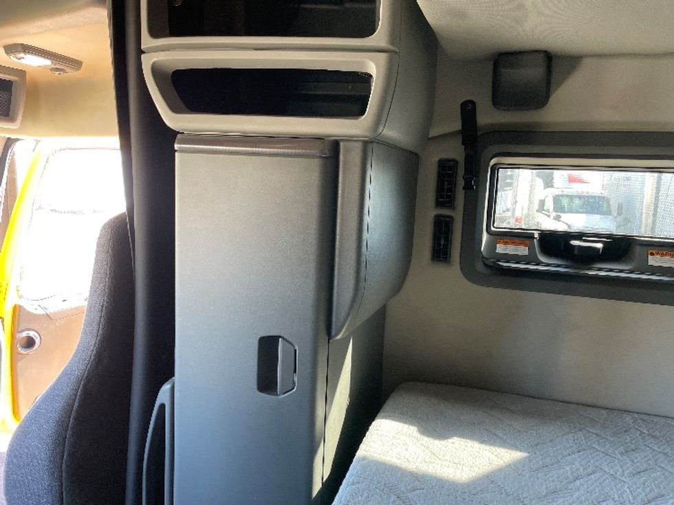 Sleeper Tractor-Heavy Duty Tractors-Volvo-2022-VNL64760-Lowell-AR-518,646\n\t\tmiles-$ 69,000 - Image 19