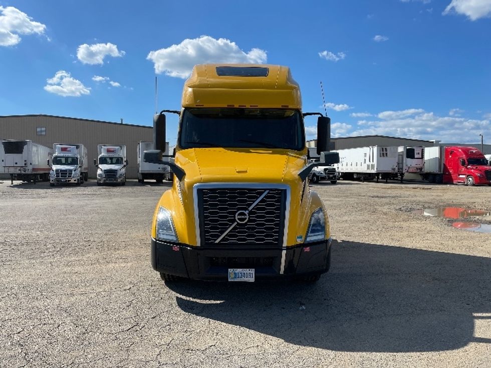 Sleeper Tractor-Heavy Duty Tractors-Volvo-2022-VNL64760-Lowell-AR-518,646\n\t\tmiles-$ 69,000 - Image 2