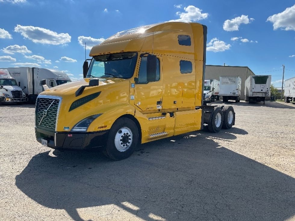 Sleeper Tractor-Heavy Duty Tractors-Volvo-2022-VNL64760-Lowell-AR-518,646\n\t\tmiles-$ 69,000 - Image 3