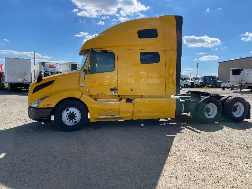 Sleeper Tractor-Heavy Duty Tractors-Volvo-2022-VNL64760-Lowell-AR-518,646\n\t\tmiles-$ 69,000 - Image 4