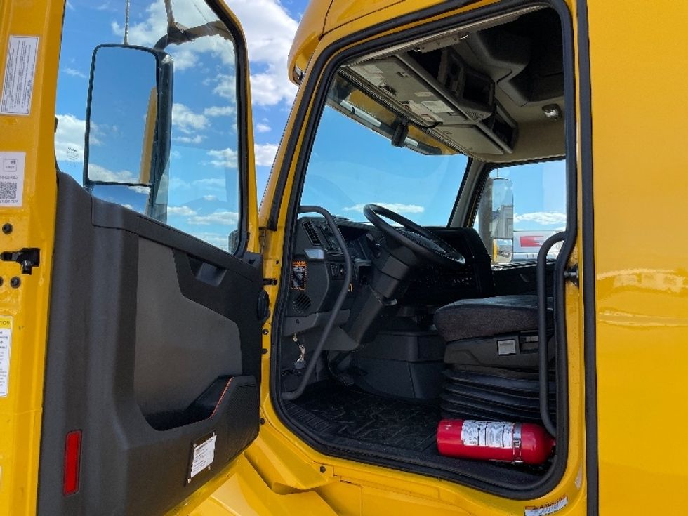 Sleeper Tractor-Heavy Duty Tractors-Volvo-2022-VNL64760-Lowell-AR-518,646\n\t\tmiles-$ 69,000 - Image 9