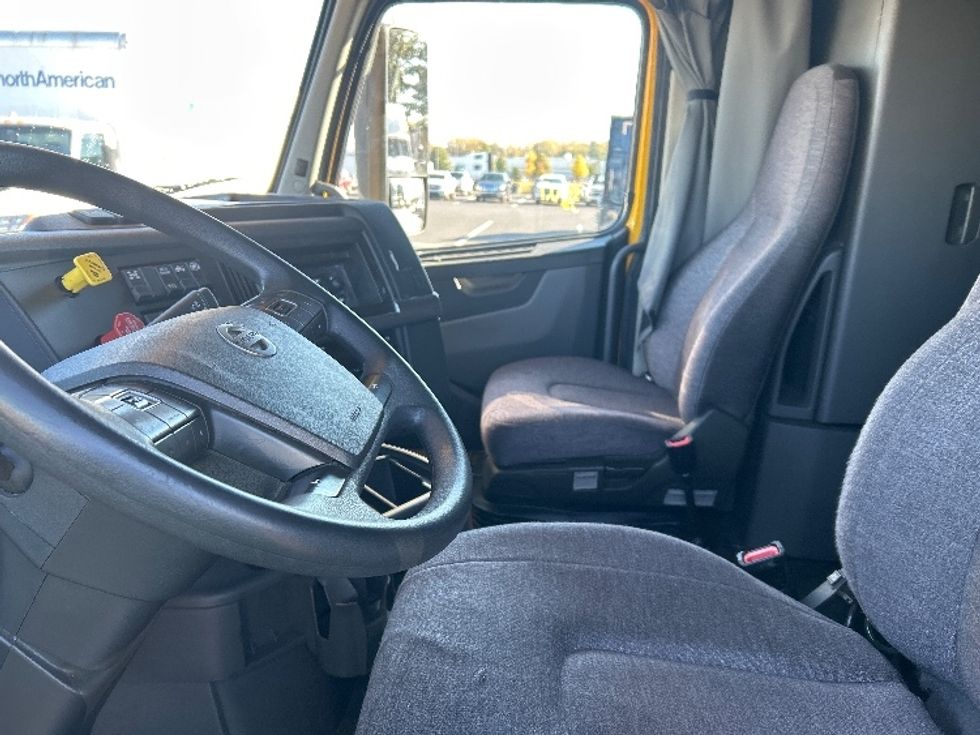 Sleeper Tractor-Heavy Duty Tractors-Volvo-2022-VNL64760-Madison-AL-286,847\n\t\tmiles-$ 92,000 - Image 10