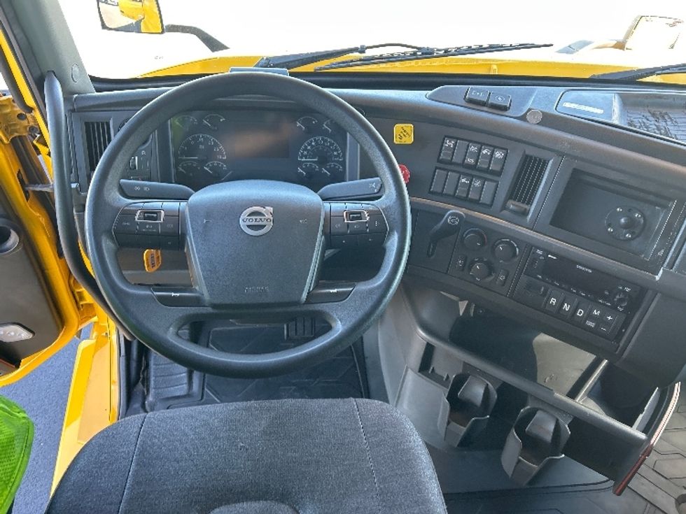 Sleeper Tractor-Heavy Duty Tractors-Volvo-2022-VNL64760-Madison-AL-286,847\n\t\tmiles-$ 92,000 - Image 11