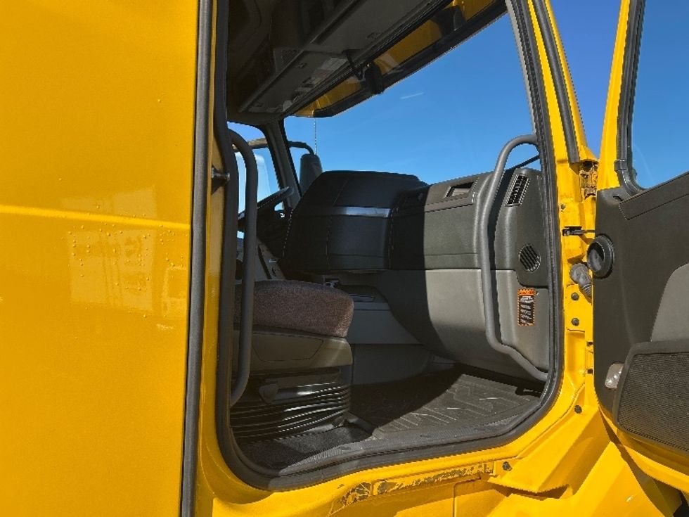 Sleeper Tractor-Heavy Duty Tractors-Volvo-2022-VNL64760-Madison-AL-286,847\n\t\tmiles-$ 92,000 - Image 13