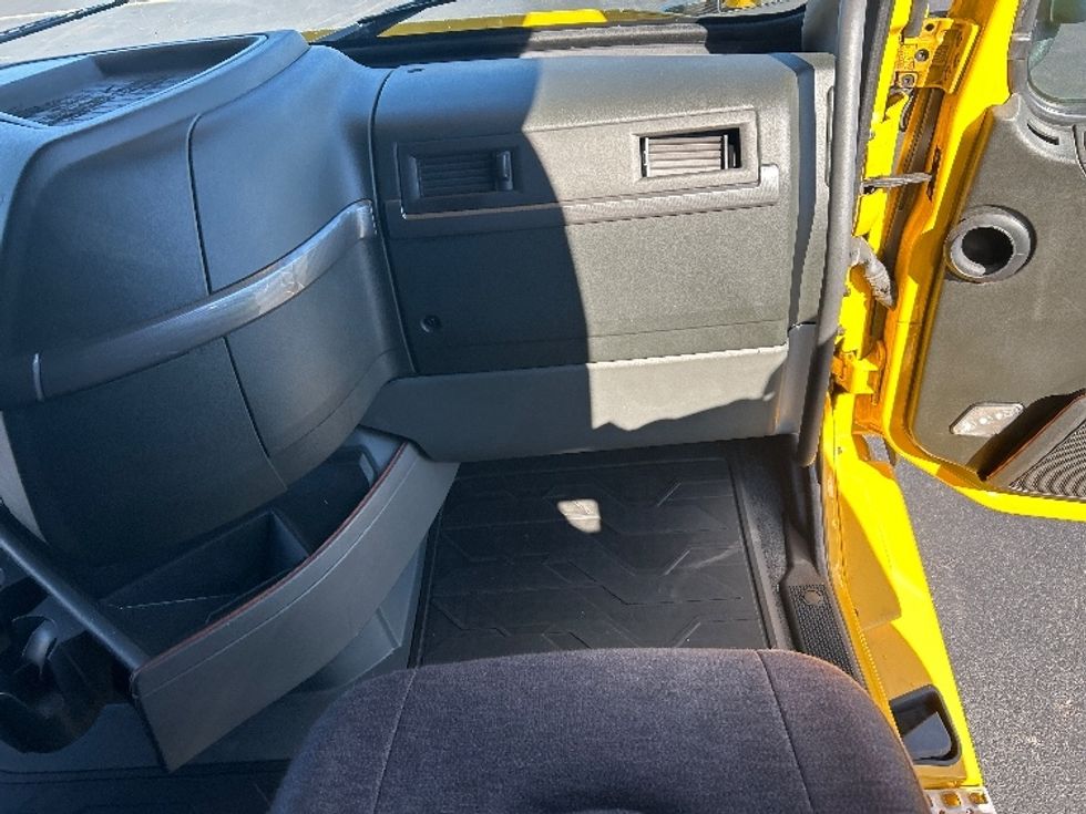 Sleeper Tractor-Heavy Duty Tractors-Volvo-2022-VNL64760-Madison-AL-286,847\n\t\tmiles-$ 92,000 - Image 14