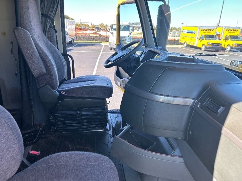 Sleeper Tractor-Heavy Duty Tractors-Volvo-2022-VNL64760-Madison-AL-286,847\n\t\tmiles-$ 92,000 - Image 15