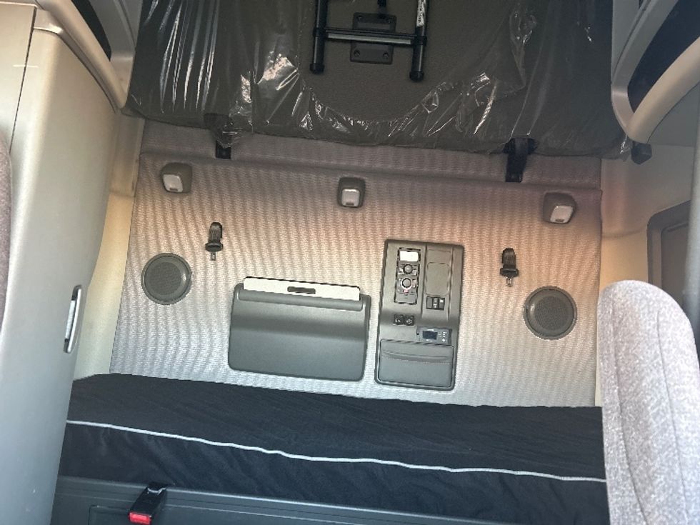 Sleeper Tractor-Heavy Duty Tractors-Volvo-2022-VNL64760-Madison-AL-286,847\n\t\tmiles-$ 92,000 - Image 16