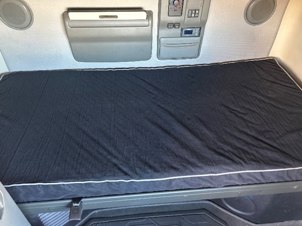 Sleeper Tractor-Heavy Duty Tractors-Volvo-2022-VNL64760-Madison-AL-286,847\n\t\tmiles-$ 92,000 - Image 17