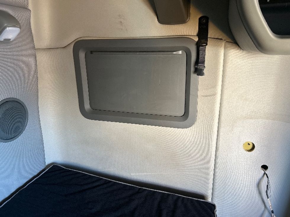 Sleeper Tractor-Heavy Duty Tractors-Volvo-2022-VNL64760-Madison-AL-286,847\n\t\tmiles-$ 92,000 - Image 18