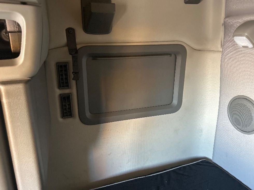 Sleeper Tractor-Heavy Duty Tractors-Volvo-2022-VNL64760-Madison-AL-286,847\n\t\tmiles-$ 92,000 - Image 19